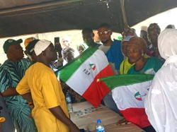 Hundreds of APC members defect to PDP in Lagos