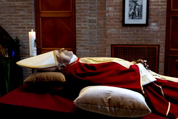 Pope hails ‘beloved’ Benedict as Vatican releases photos of body