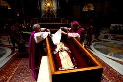 <strong>Pope Francis leads final farewell to Benedict before thousands</strong>