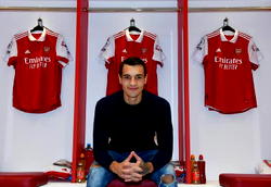 Arsenal sign Poland defender Kiwior from Spezia