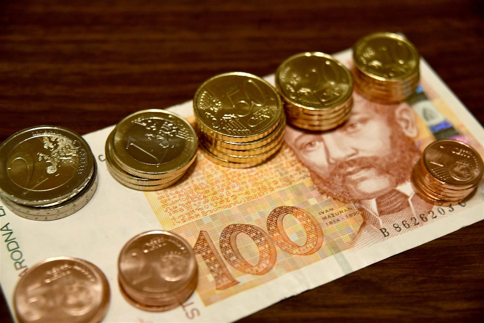 Croatia adopts euro, enters borderless Europe club