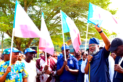PDP deputy gov candidate Akinlade receives 500 ADC/APC defectors in Ogun