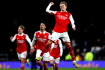 Arsenal beat Tottenham 2-0 to open up eight-point Premier League lead