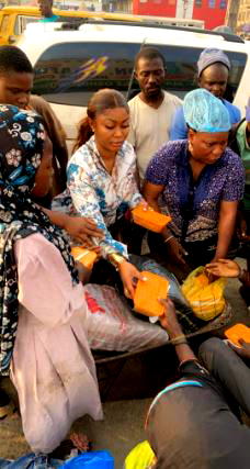 Bukkykoga feeds beggars on Lagos street