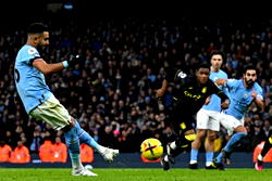 Man City beat Aston Villa 3-1, pile pressure on Arsenal