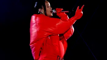 Rihanna flaunts pregnancy at Super Bowl half-time show