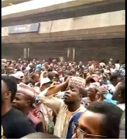 [Video] New naira notes: Lagos banks shut, as Nigerians besiege CBN