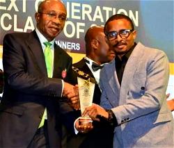 Emefiele presents Next Generation Banker’s award to Solomon Ayodele for Innovation