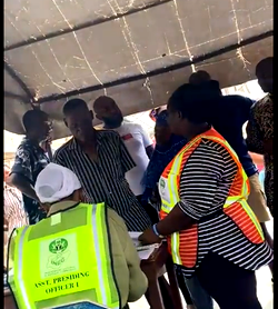 Video: ‘Go home if you won’t vote APC’, man tells voters in Lagos