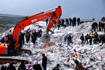 Earthquake: Turkey arrests contractors over buildings collapse