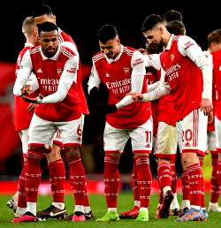 Arsenal whitewash Everton, open five-point lead