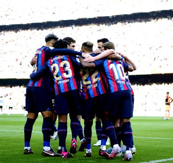 Raphinha header helps 10-man Barca defeat Valencia