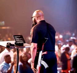 Naira scarcity: Abuja ‘gun-wielding’ pastor gifts cash to members
