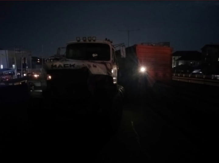 Container falls off trailer on Lagos bridge