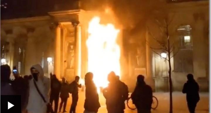 French protesters allegedly set Bordeaux town hall ablaze