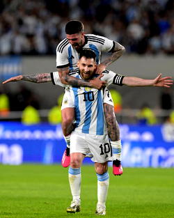 Messi reaches 800 career goals with Panama free-kick