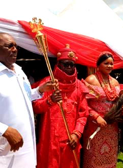 Delta govt presents staff of office to HRM Ekioemi, Gbesa I