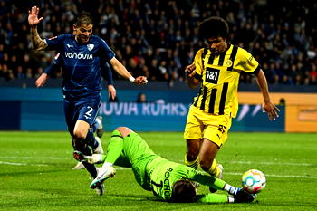 Dortmund held at Bochum to hand Bayern title advantage