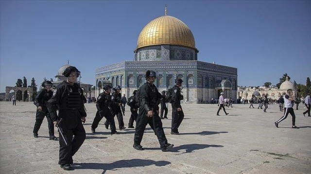 Israeli police attack and arrest over 400 Palestinian worshippers in Al-Aqsa mosque on Wednesday morning