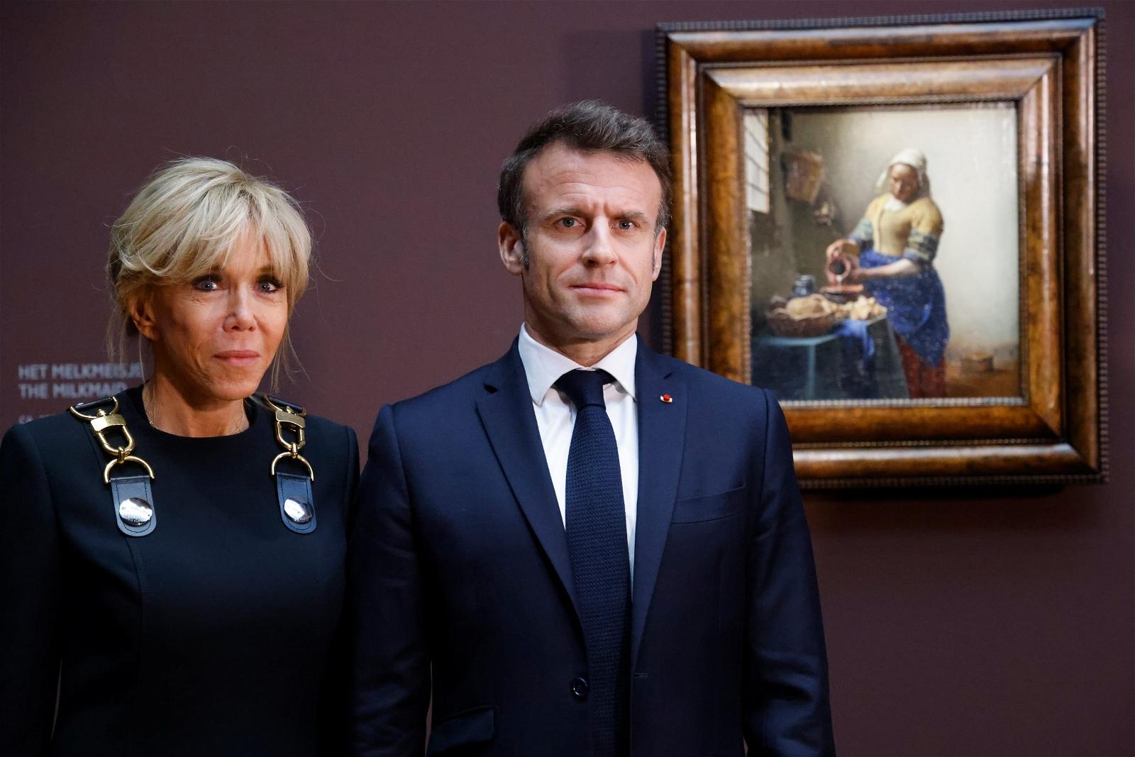 Кто жена макрона президента франции. Франции Брижит Макрон. Жена президента Франции Брижит Макрон. Брижит Макрон визит в Нидерланды 2023г.