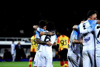 Napoli squeeze past Lecce ahead of Milan showdown