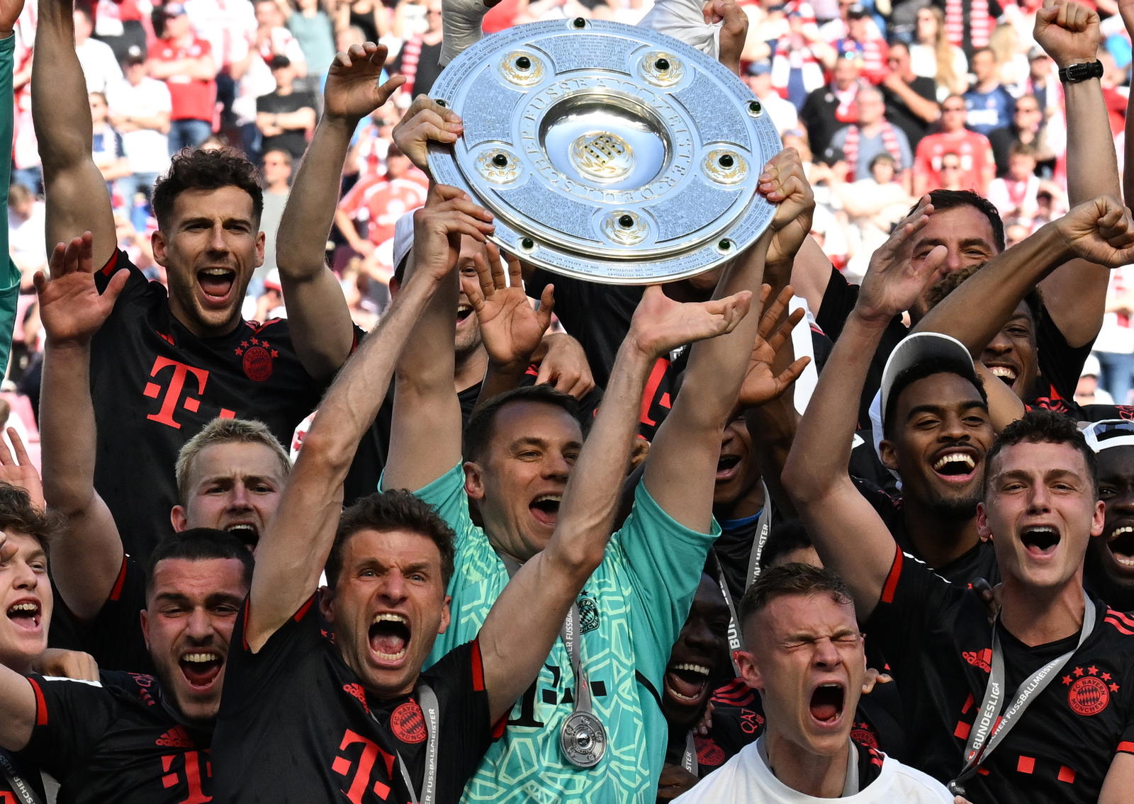 Bundesliga: Bayern Munich celebrate Bundesliga title after draw