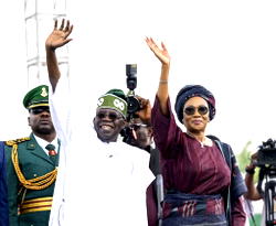 Inaugural ball: Watch President Tinubu, wife dance as King Wasiu Ayinde sings