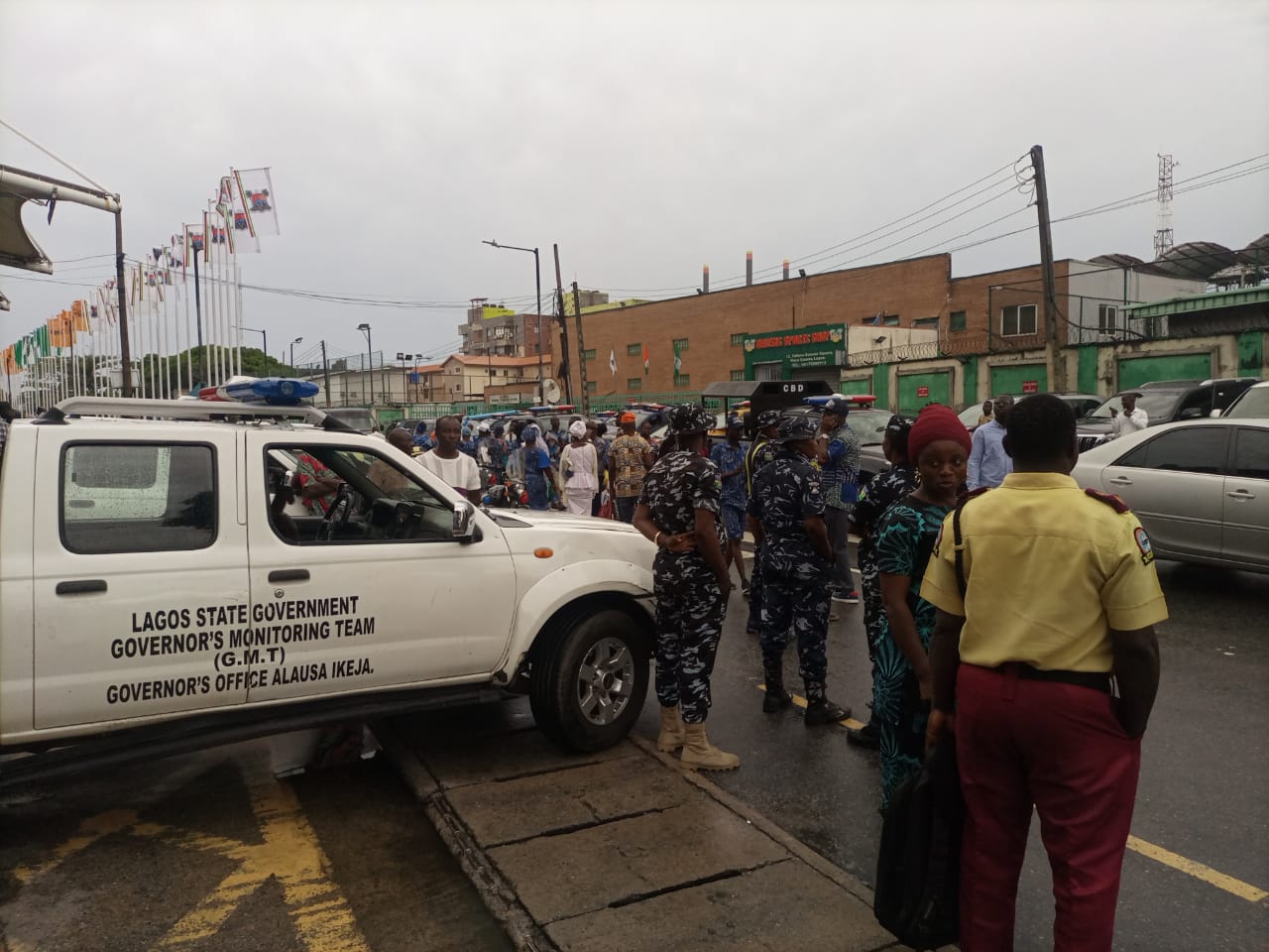Tight security as Lagos residents storm TBS for Sanwo-Olu, Hamzat’s inauguration