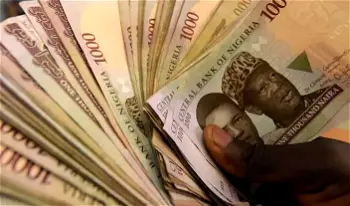Naira falls to N927.19/$ in official market