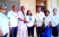 Paul Okoku gets award from old pupils association