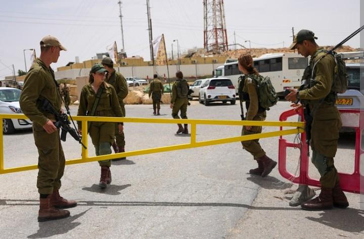 Egyptian security officer, three Israeli soldiers die in gun battle