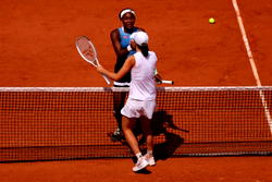 French Open: Reigning champion Swiatek reaches semi-finals