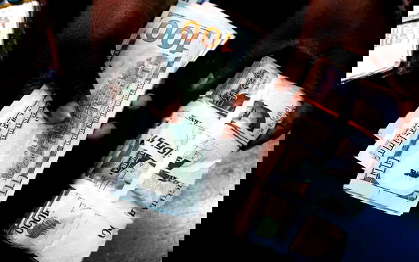 Naira falls to N1250/$ in parallel market