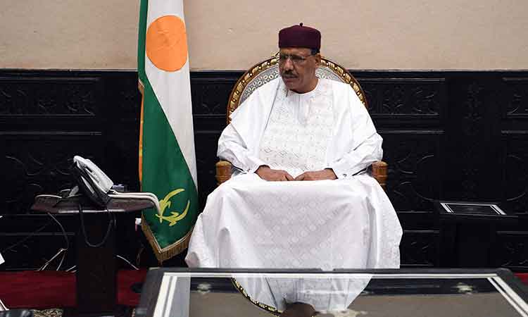 Security guards hold Niger President hostage in palace