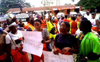 Street sweepers in Edo protest low pay, demand increment