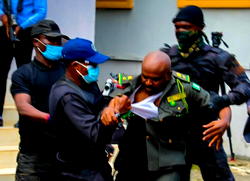 Moment DSS operatives beat up prisons official in scuffle for Emefiele’s custody