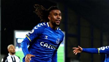 Fulham in talks with Everton over Alex Iwobi