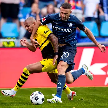 Malen rescues point for disappointing Dortmund at Bochum