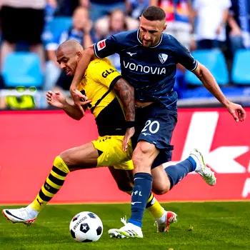Malen rescues point for disappointing Dortmund at Bochum
