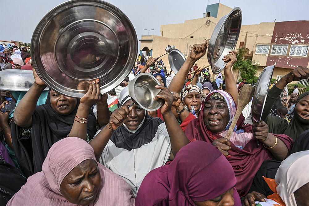 Niger military regime orders expulsion of French envoy