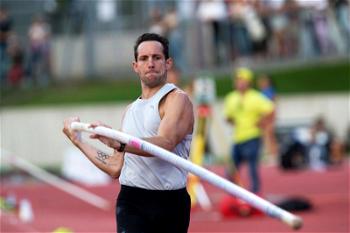 Pole vaulter Lavillenie misses worlds due to painful hamstring