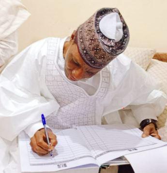 Ex-Minister Shagari formerly dumps PDP, joins APC