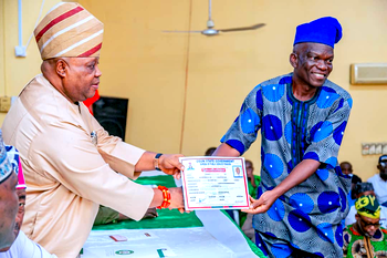 Adeleke present N2.1billion bond to Osun pensioners