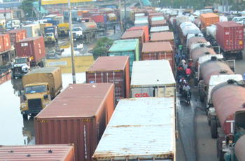 Traffic diversion at mile-2 interchange for 15 months due to intermodal terminal construction