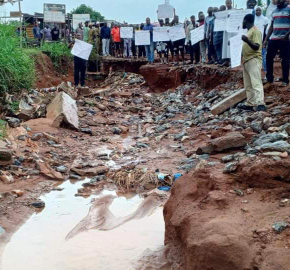 ‘We can’t fix it anymore,’ residents bemoan bad road linking Soyinka terminal, 52 Ogun communities