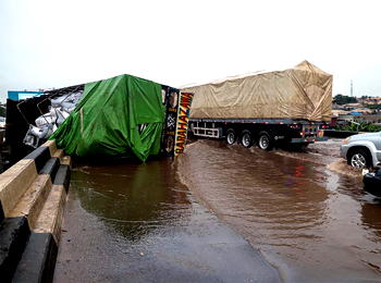 Lagos-Ibadan Expressway: One dead as truck falls off Otedola Bridge