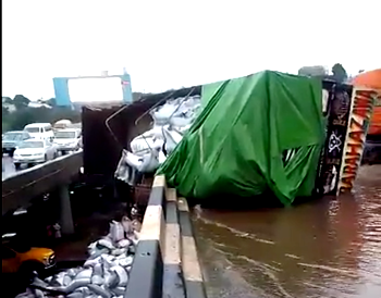 Lagos-Ibadan Exp: One dies as truck falls on Otedola Bridge
