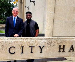 Mayor of Winnipeg, Scott Gillingham host comedian, Acapella