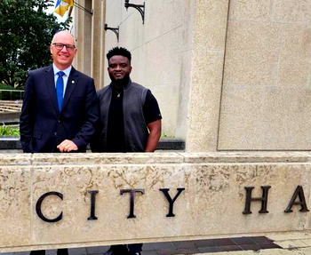 Mayor of Winnipeg, Scott Gillingham host comedian, Acapella