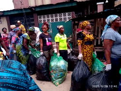 375 households in Mushin community get gas in exchange for trash